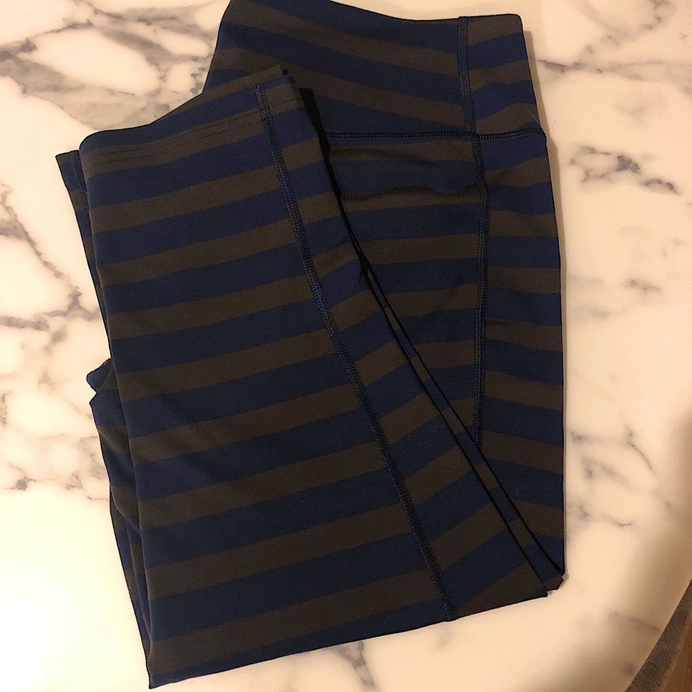 Nike dry-fit cropped striped leggings *size L*